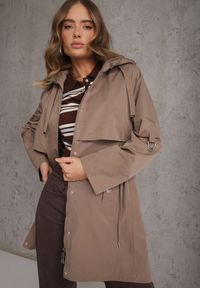Renee - Ciemnobeżowa Kurtka Przejściowa Typu Parka z Odpinanym Kapturem Ozdobiona Sznurkami Fallaiah. Okazja: na co dzień. Kolor: beżowy. Materiał: skóra. Wzór: aplikacja. Styl: casual #1