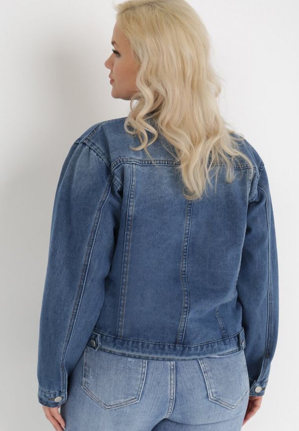 Born2be - Niebieska Kurtka Jeansowa Egameia. Okazja: na co dzień. Kolekcja: plus size. Kolor: niebieski. Materiał: jeans. Długość rękawa: długi rękaw. Długość: długie. Styl: klasyczny, casual