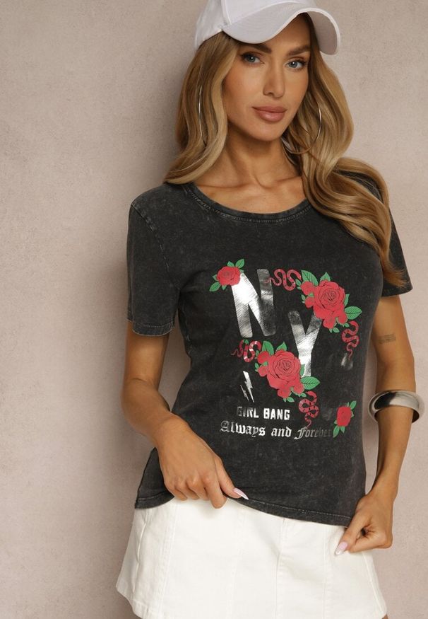 Renee - Czarny Bawełniany T-shirt z Kwiatami i Napisami Savinele. Okazja: na co dzień. Kolor: czarny. Materiał: bawełna. Wzór: napisy, kwiaty. Sezon: lato. Styl: casual, klasyczny