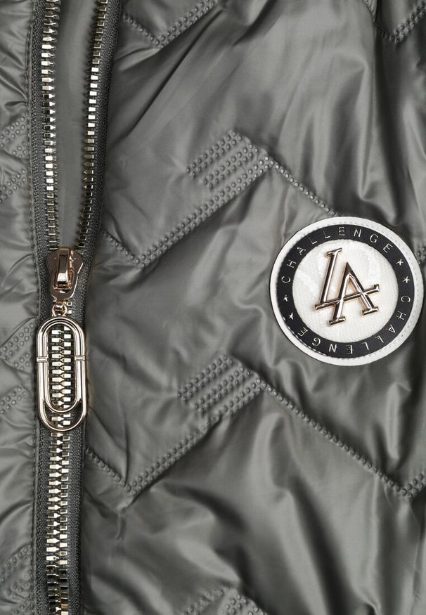 Renee - Zielona Długa Pikowana Kamizelka z Kapturem i Ozdobną Naszywką Mentape. Typ kołnierza: kaptur. Kolor: zielony. Długość: długie. Wzór: aplikacja. Styl: sportowy