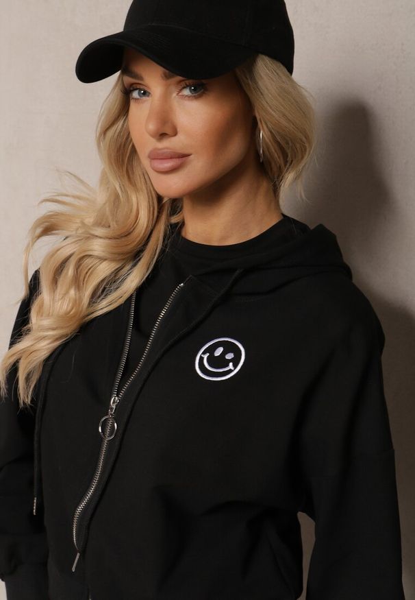 Renee - Czarna Bluza Rozpinana z Wyszytą Emotką i Kapturem Cornoria. Kolor: czarny. Materiał: dzianina
