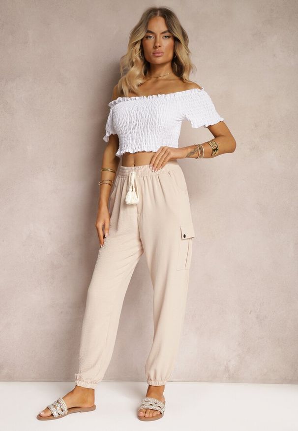 Renee - Beżowe Spodnie Cargo High Waist Wykończone Gumką w Pasie Nellindra. Okazja: na co dzień. Stan: podwyższony. Kolor: beżowy. Materiał: jedwab. Styl: klasyczny, elegancki, casual