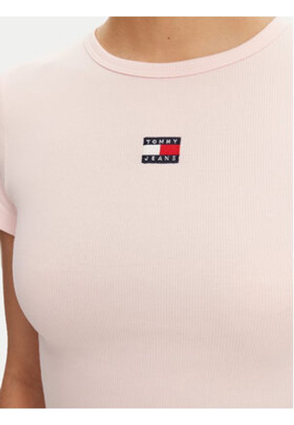 Tommy Jeans T-Shirt Badge DW0DW17881 Różowy Slim Fit. Kolor: różowy. Materiał: bawełna