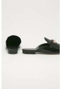 Pinko - Klapki. Nosek buta: okrągły. Kolor: czarny. Materiał: syntetyk, materiał, skóra. Wzór: gładki. Styl: klasyczny. Wysokość obcasa: niski #2
