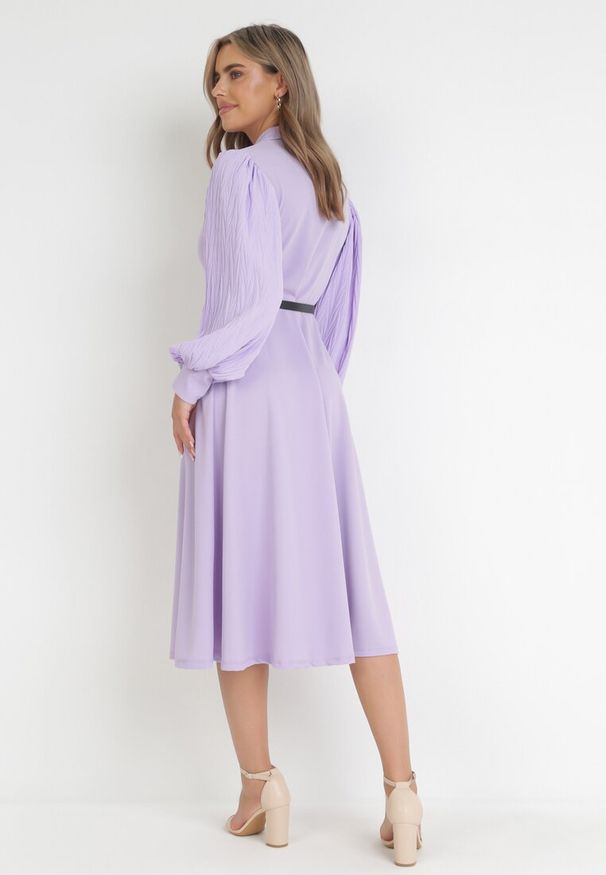 Born2be - Fioletowa Sukienka Rozkloszowana z Paskiem Aidyn. Kolor: fioletowy. Typ sukienki: kopertowe. Styl: elegancki. Długość: midi