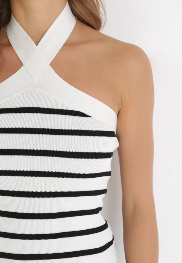 Born2be - Biały Top w Paski z Dekoltem Halter na Szyję Bredgit. Typ kołnierza: dekolt halter. Kolor: biały. Materiał: dzianina. Wzór: paski