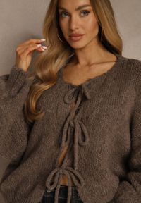 Renee - Jasnobrązowy Kardigan z Wełną o Kroju Oversize z Wiązanymi Kokardami Elearina. Okazja: na co dzień. Typ kołnierza: kokarda. Kolor: brązowy. Materiał: wełna. Styl: casual, elegancki, street #5