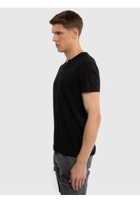 Big-Star - Koszulka męska z guzikami przy dekolcie czarna Alanco 906. Okazja: na co dzień. Kolor: czarny. Materiał: bawełna. Wzór: aplikacja. Styl: casual, elegancki