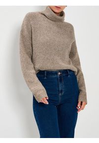 Sinsay - Prążkowany golf - brązowy. Typ kołnierza: golf. Kolor: brązowy. Materiał: prążkowany #1