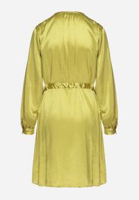 Born2be - Zielona Satynowa Sukienka Koszulowa z Paskiem i Cyrkoniami Poledia. Okazja: na imprezę. Kolor: zielony. Materiał: satyna. Wzór: aplikacja. Typ sukienki: koszulowe #5