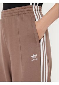 Adidas - adidas Spodnie dresowe 3-Stripes JC5762 Beżowy Wide Leg. Kolor: beżowy. Materiał: bawełna #5