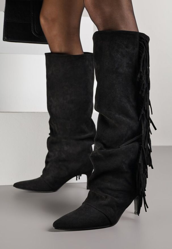 Born2be - Czarne Marszczone Kozaki z Imitacji Zamszu na Niskiej Szpilce z Frędzlami Linonra. Okazja: na randkę. Zapięcie: bez zapięcia. Kolor: czarny. Materiał: zamsz. Wzór: aplikacja. Sezon: zima, jesień. Styl: klasyczny, elegancki