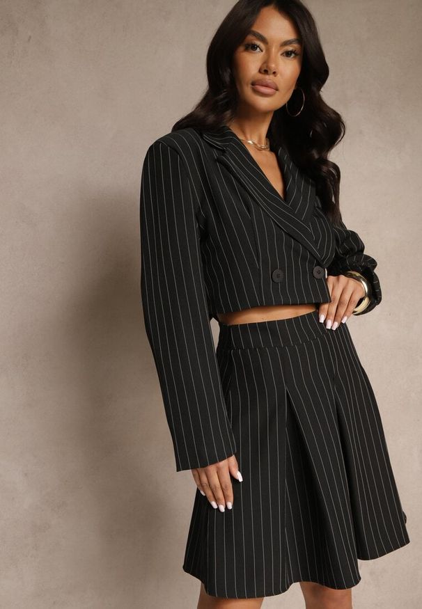 Renee - Czarna Rozkloszowana Spódnica z Plisami Zdobiona Subtelnym Wzorem w Paski Redamira. Okazja: na co dzień. Kolor: czarny. Wzór: paski, aplikacja. Styl: casual, elegancki