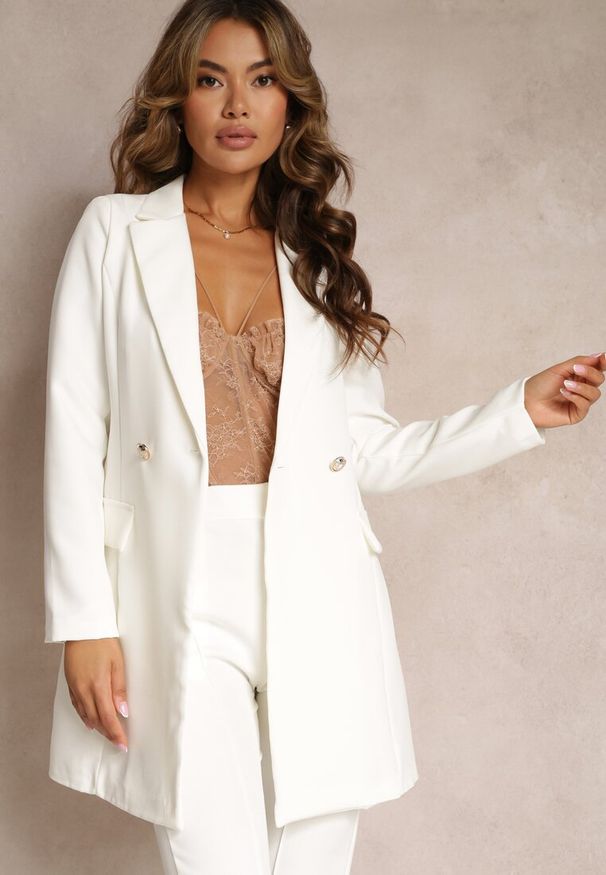 Renee - Biała Marynarka Taliowana Dwurzędowa Swal. Kolor: biały. Długość rękawa: długi rękaw. Długość: długie. Styl: elegancki