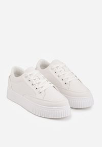 Renee - Białe Chunky Sneakersy na Tłoczonej Platformie Trianne. Okazja: na spacer, na co dzień. Zapięcie: sznurówki. Kolor: biały. Materiał: jeans. Wzór: aplikacja. Obcas: na platformie. Sport: turystyka piesza #5