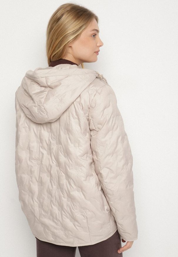 Born2be - Beżowa Pikowana Kurtka Przejściowa z Kapturem Arivitte. Okazja: na co dzień. Typ kołnierza: kaptur. Kolekcja: plus size. Kolor: beżowy. Materiał: jeans. Styl: elegancki, casual