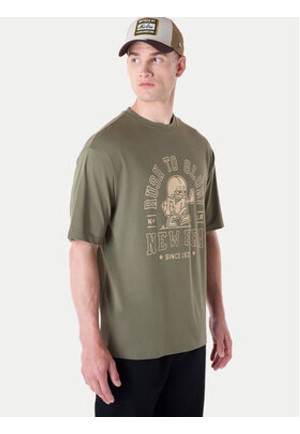 New Era T-Shirt Football Graphic 60596409 Zielony Regular Fit. Kolor: zielony. Materiał: bawełna