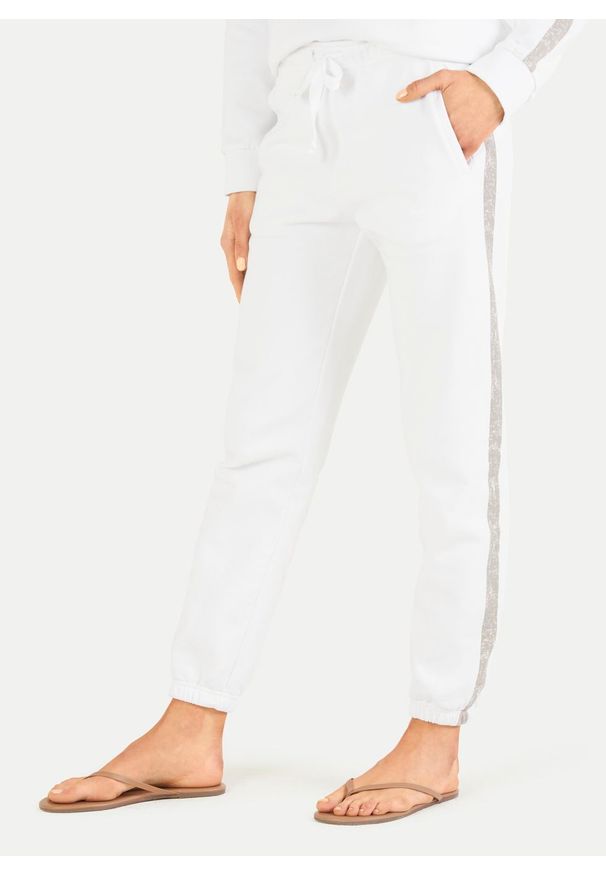Białe spodnie dresowe z lampasem Juvia. Kolor: biały. Materiał: dresówka. Wzór: paski, ze splotem