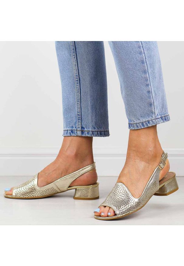 DEONI - Złote S ażurowe skórzane Polskie sandały damskie na obcasie Deoni D521A. Okazja: na ślub cywilny, na wesele, na imprezę. Kolor: złoty. Materiał: skóra. Wzór: ażurowy. Sezon: wiosna, lato. Obcas: na obcasie. Styl: elegancki, klasyczny. Wysokość obcasa: średni