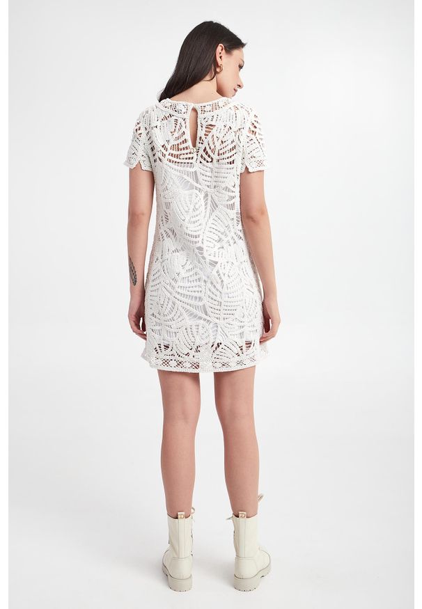 Twinset Milano - Sukienka szydełkowa TWINSET. Materiał: dzianina, bawełna. Długość rękawa: na ramiączkach. Wzór: aplikacja. Typ sukienki: proste. Długość: mini
