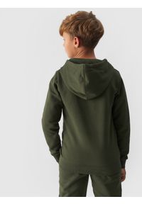 4f - Bluza dresowa nierozpinana z kapturem chłopięca - khaki. Okazja: na co dzień. Typ kołnierza: kaptur. Kolor: oliwkowy, brązowy, wielokolorowy. Materiał: dresówka. Wzór: gładki, ze splotem. Styl: sportowy, casual