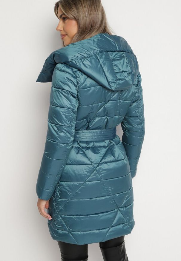 Born2be - Niebieska Długa Pikowana Kurtka z Kapturem Wiązana w Talii Ansibel. Okazja: na co dzień. Typ kołnierza: kaptur. Kolor: niebieski. Długość: długie. Styl: casual, elegancki