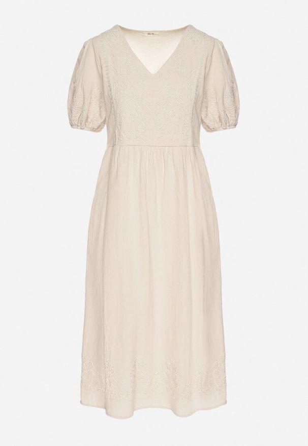 Born2be - Jasnobeżowa Bawełniana Sukienka Boho o Rozkloszowanym Kroju Zdobiona Haftem Lannivra. Okazja: na co dzień, na imprezę. Typ kołnierza: dekolt w kształcie V. Kolor: beżowy. Materiał: bawełna. Wzór: aplikacja, haft. Sezon: lato. Typ sukienki: rozkloszowane. Styl: boho