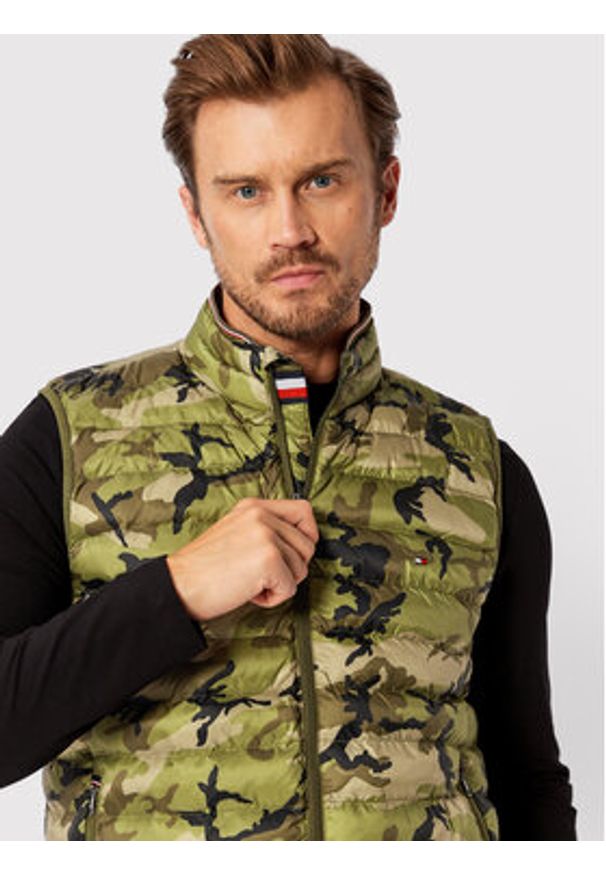 TOMMY HILFIGER - Tommy Hilfiger Kamizelka MW0MW18762 Zielony Regular Fit. Kolor: zielony. Materiał: syntetyk