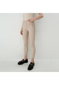 Mohito - Woskowane jeansy skinny Eco Aware - Beżowy. Kolor: beżowy