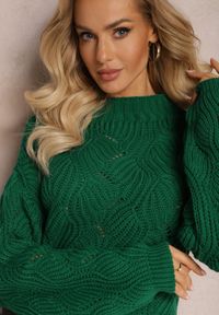 Renee - Ciemnozielony Sweter Oversize z Ozdobnym Splotem Boeda. Kolor: zielony. Wzór: ze splotem