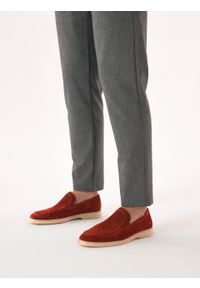 Kazar - Casualowe półbuty męskie z przeszyciem na nosku. Okazja: na co dzień. Zapięcie: bez zapięcia. Kolor: pomarańczowy. Materiał: zamsz. Szerokość cholewki: normalna. Styl: casual #4