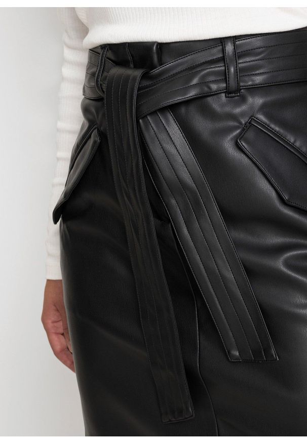 bonprix - Spódniczka z imitacji skóry. Kolor: czarny. Materiał: skóra