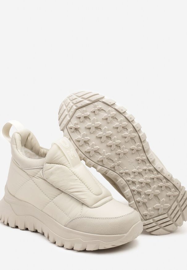 Born2be - Jasnobeżowe Sneakersy na Grubej Podeszwie z Pikowaną Cholewką i Napisem Resisha. Okazja: na co dzień. Nosek buta: okrągły. Kolor: beżowy. Szerokość cholewki: normalna. Wzór: napisy. Materiał: jeans, materiał, futro. Sezon: zima. Obcas: na obcasie. Wysokość obcasa: niski