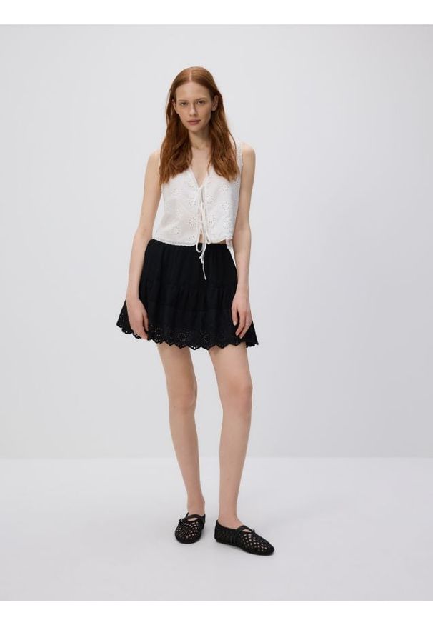 Reserved - Spódnica mini z ażurowym dołem - czarny. Kolor: czarny. Materiał: dzianina, bawełna. Wzór: ażurowy