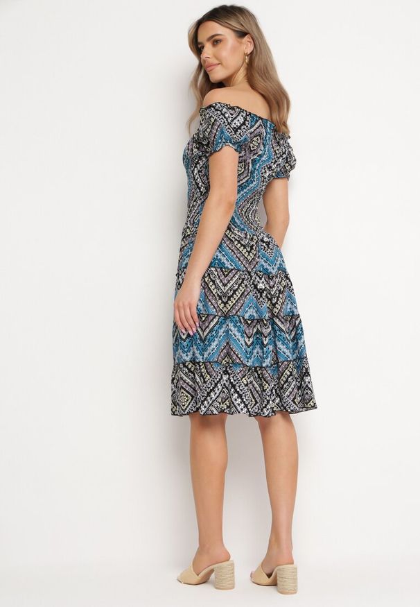 Born2be - Zielono-Czarna Sukienka Bawełniana Hiszpanka w Stylu Boho Raelinora. Typ kołnierza: dekolt hiszpanka. Kolor: zielony. Materiał: bawełna. Styl: boho