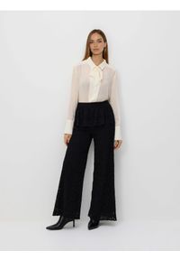 Reserved - Koronkowe spodnie z baskinką - czarny. Kolor: czarny. Materiał: koronka #1