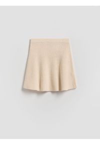 Reserved - Dzianinowa spódnica - kremowy. Kolor: kremowy. Materiał: dzianina #1
