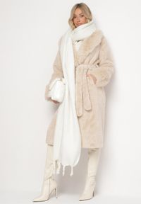 Born2be - Beżowy Futerkowy Płaszcz z Szerokim Kołnierzem i Mankietami z Wiązanym Paskiem Viaruna. Okazja: na co dzień, na imprezę. Kolor: beżowy. Materiał: dzianina. Długość rękawa: długi rękaw. Długość: długie. Styl: casual, elegancki #6