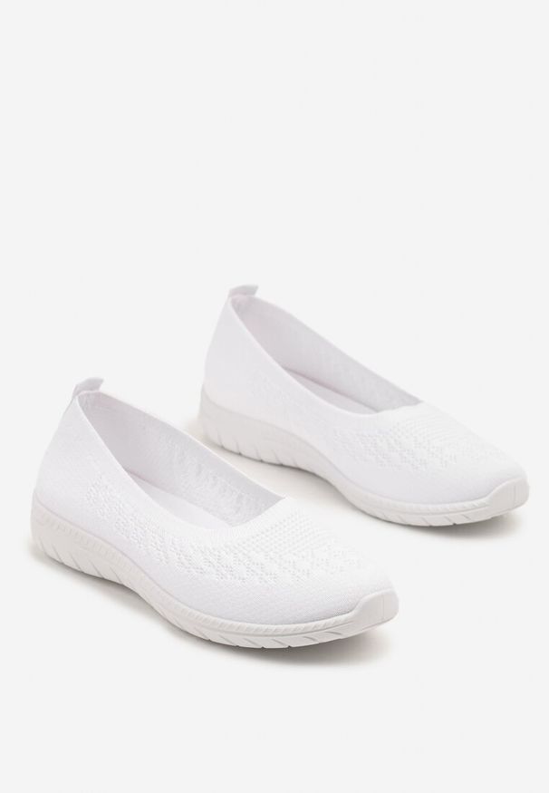 Born2be - Białe Wsuwane Tenisówki z Delikatną Perforacją Firsedi. Okazja: na co dzień. Zapięcie: bez zapięcia. Kolor: biały. Materiał: jeans. Styl: casual, elegancki