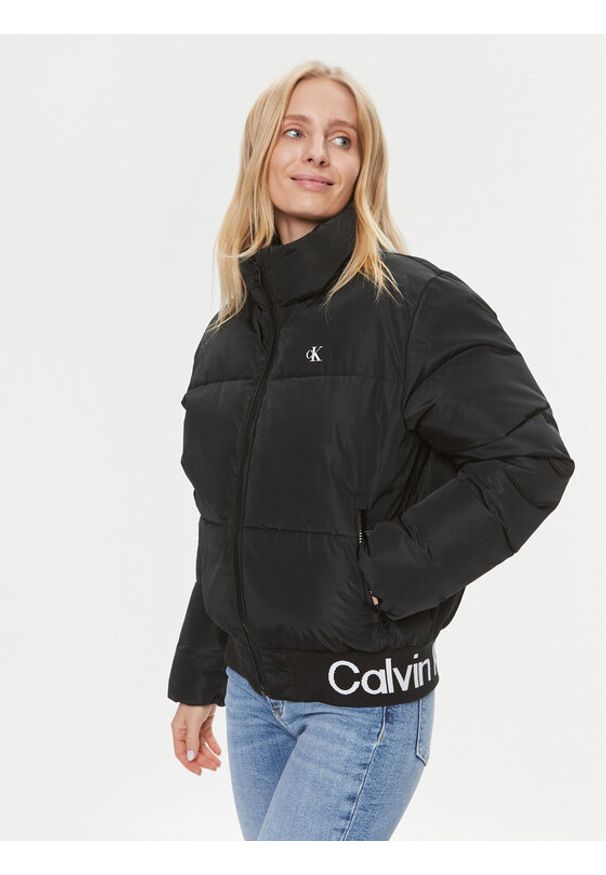 Calvin Klein Jeans Kurtka puchowa J20J222334 Czarny Relaxed Fit. Kolor: czarny. Materiał: syntetyk