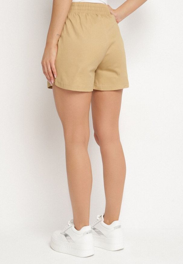 Born2be - Ciemnobeżowe Dresowe Szorty o Prostym Kroju z Wiązaniem i Kieszeniami Foladea. Okazja: na co dzień, na spacer. Kolor: beżowy. Materiał: dresówka. Styl: casual, klasyczny