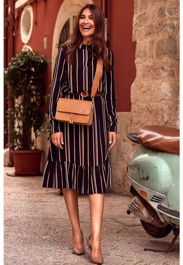Sukienki.shop - Sukienka boho w paski z falbaną na dole i paskiem brązowa wiskoza. Okazja: na co dzień, do pracy. Kolor: brązowy. Materiał: wiskoza. Wzór: paski. Styl: boho