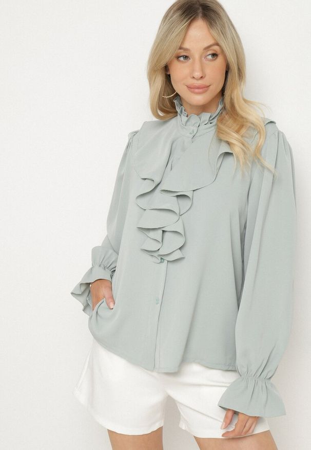 Born2be - Jasnozielona Koszula Ozdobiona Falbankami Jenisela. Okazja: na co dzień. Typ kołnierza: kołnierz z falbankami. Kolor: zielony. Materiał: jeans. Wzór: aplikacja. Styl: klasyczny, casual