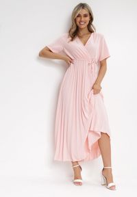 Born2be - Różowa Sukienka Plisowana Maxi z Wiązanym Paskiem Dianiza. Kolor: różowy. Materiał: materiał. Długość: maxi