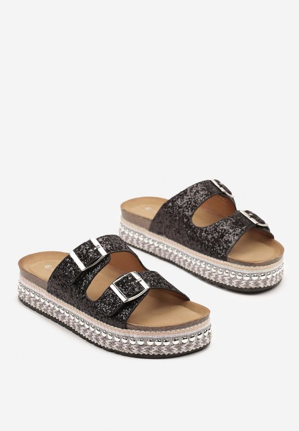 Renee - Czarne Klapki z Klamrami i Ozdobnymi Nitami na Podeszwie z Tweedem Zionea. Okazja: na co dzień. Kolor: czarny. Materiał: len. Styl: elegancki, casual