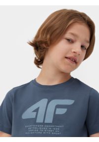 4F JUNIOR - T-shirt z nadrukiem chłopięcy - denim. Kolor: niebieski. Materiał: denim. Wzór: nadruk