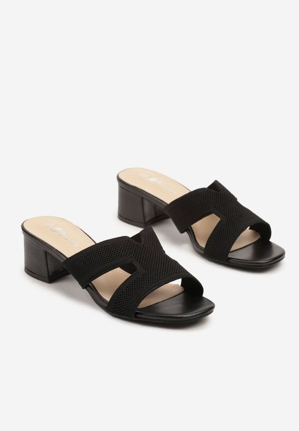 Renee - Czarne Klapki na Słupkowym Obcasie Zdobione Wycięciami Lisaria. Okazja: na co dzień. Kolor: czarny. Materiał: jeans. Wzór: aplikacja. Obcas: na obcasie. Styl: klasyczny, casual, elegancki. Wysokość obcasa: średni