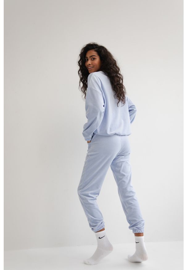 marsala-butik.pl - Spodnie typu jogger wykonane z weluru w kolorze CORNFLOWER BLUE - DISPLAY VELVET-L. Stan: podwyższony. Materiał: welur. Styl: klasyczny, elegancki