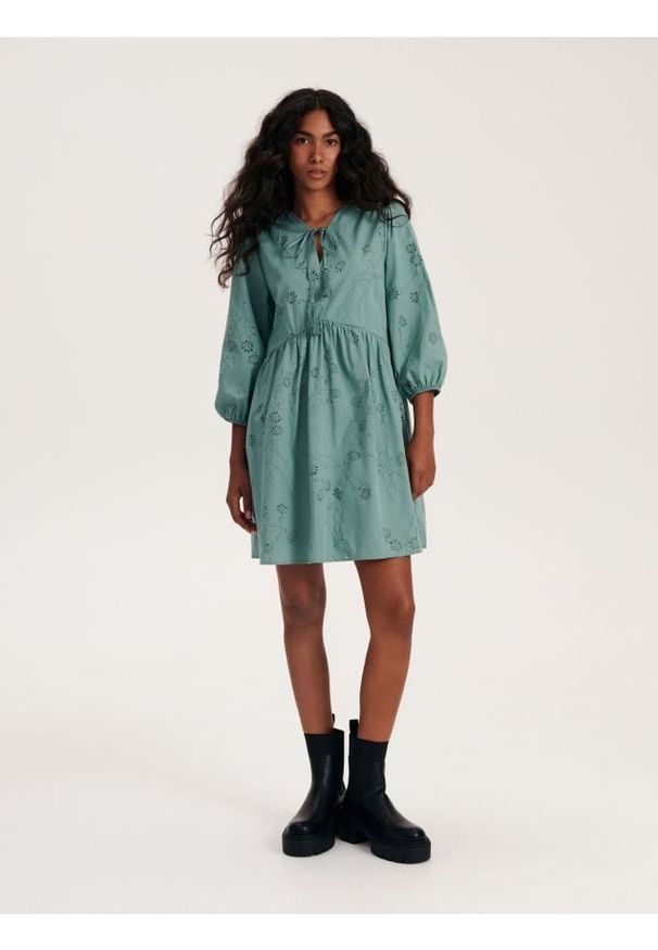 Reserved - Sukienka z ażurowym wzorem - jasnozielony. Kolor: zielony. Materiał: bawełna, tkanina. Wzór: ażurowy