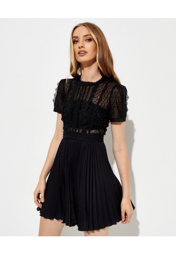 SELF PORTRAIT - Koronkowa sukienka z cekinami. Kolor: czarny. Materiał: koronka. Typ sukienki: plisowane, rozkloszowane. Styl: klasyczny. Długość: mini